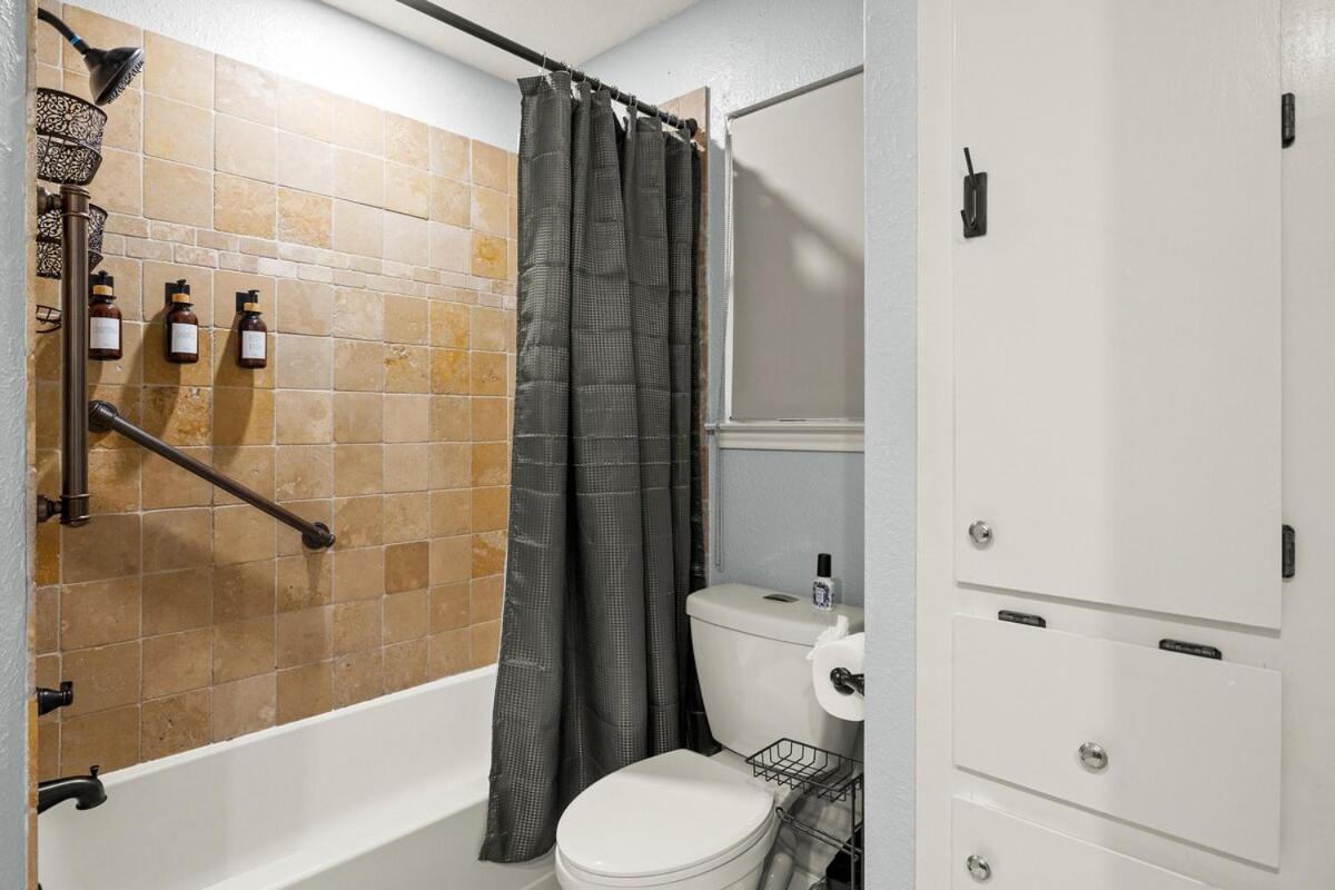 5Br Retreat With Game Room, Hot Tub & Big Yard - Sleeps 16 - 15 Min To Dt Остин Экстерьер фото