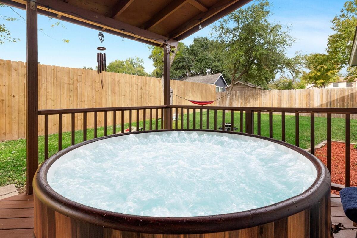 5Br Retreat With Game Room, Hot Tub & Big Yard - Sleeps 16 - 15 Min To Dt Остин Экстерьер фото